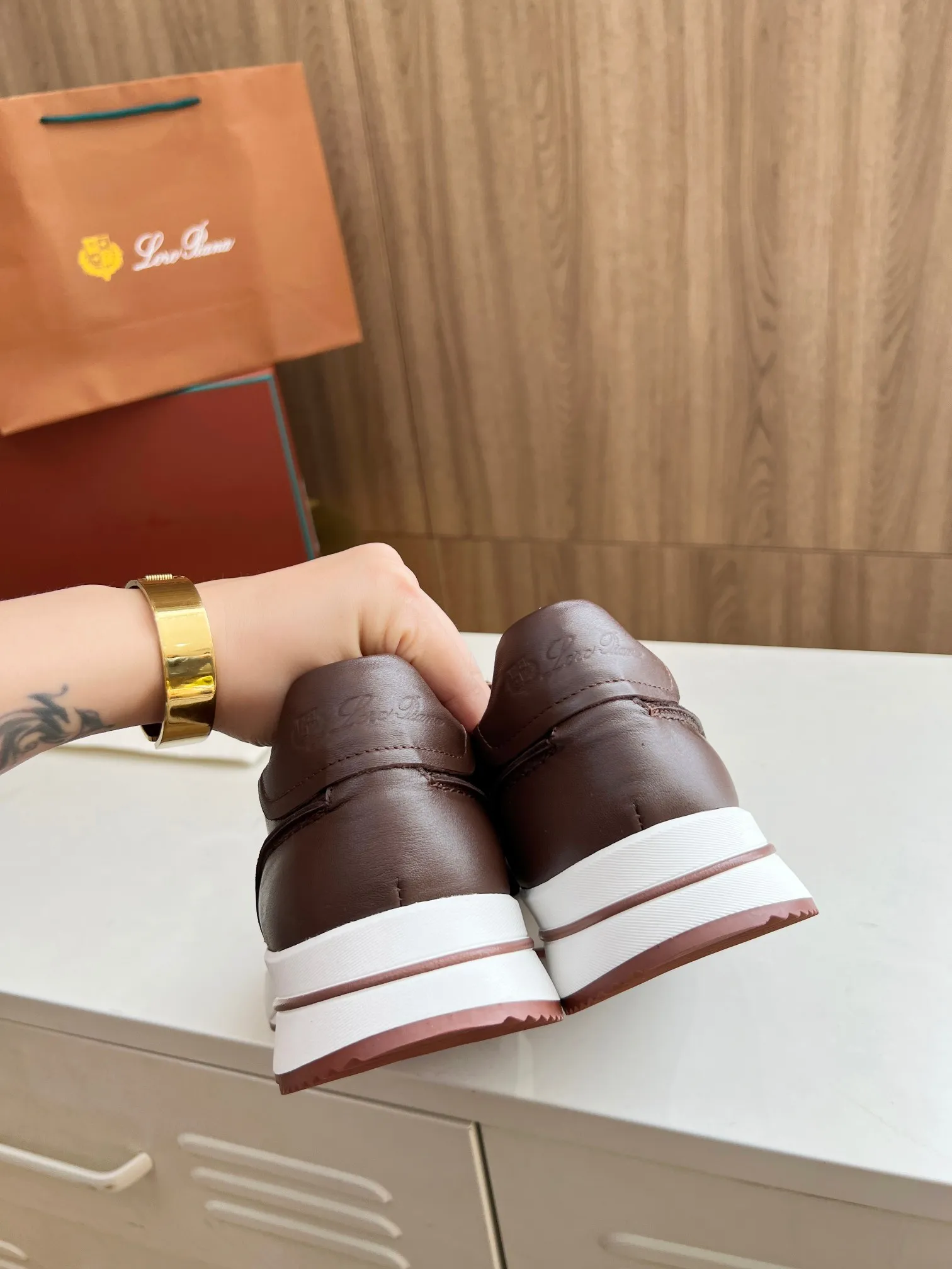 Men's Men's Shoes 💰620 👑Loro Piana* Purchase the original 1:1 copy. Founded the existing Loro Piana company on April 24, 1924. It is now the sixth generation of family business, providing high-quality products to customers who are discerning about taste and quality. Imported calfskin fabrics. The interior is made of imported A-grade water-dyed cow lining. 💝 Focus on top quality, pay for what you pay, and compare the inner details. Original authentic packaging. Code number: 39-45